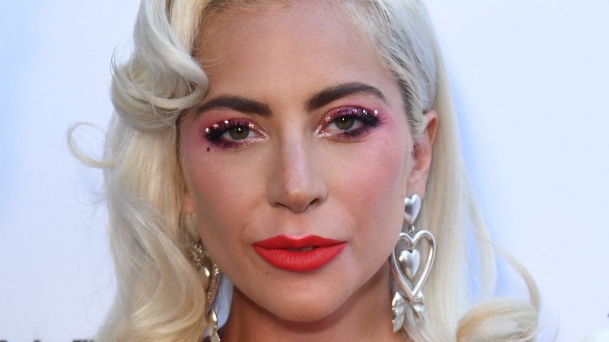 Woman Gaga goes for minimal make-up and dressed down look throughout grocery retailer journey with boyfriend Michael Polansky