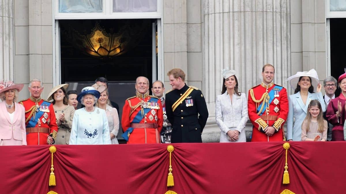Royal family on Buckingham Palace balocny
