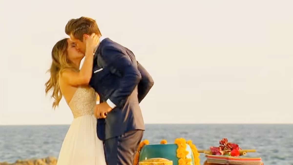 JoJo Fletcher and Jordan Rodgers go to Greece for his or her honeymoon and share pictures