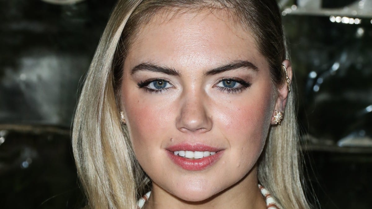 Kate Upton in skintight spandex defies gravity for the other way up swing