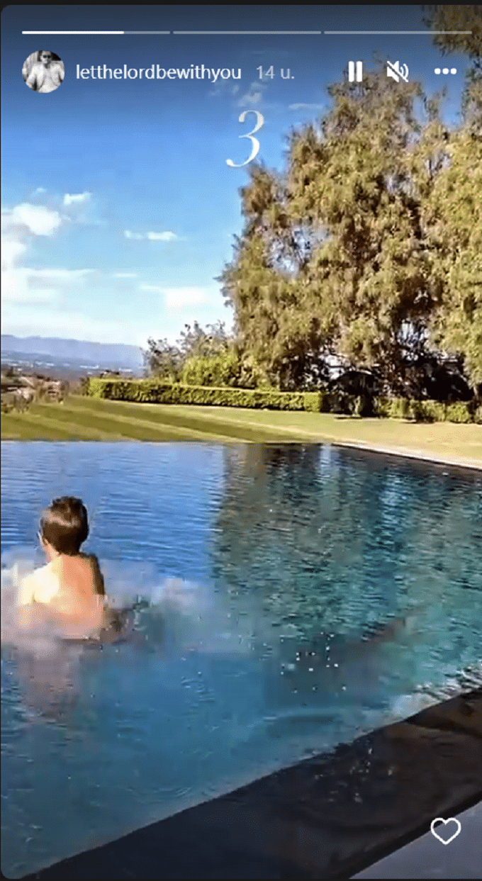Scott Disick's son plays in the pool