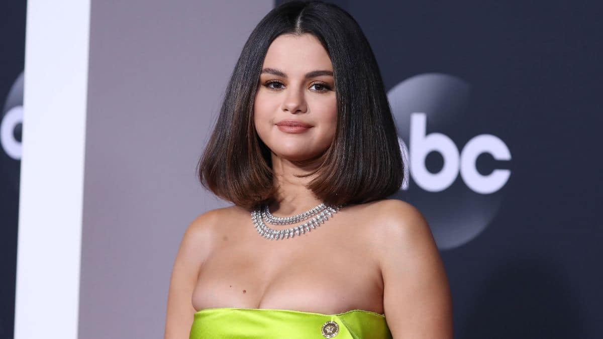 Selena Gomez at an awards show in a yellow dress