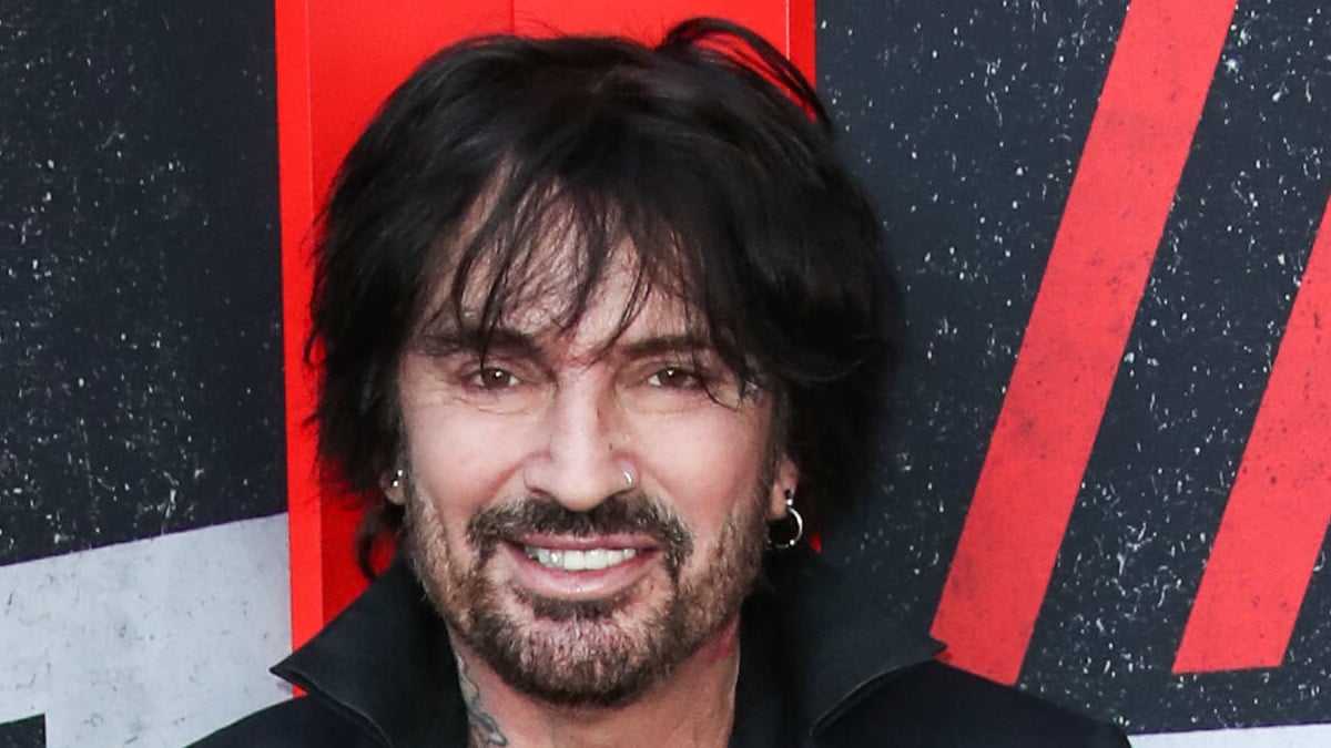 Musician Tommy Lee forced to leave Motley Crue with broken ribs.