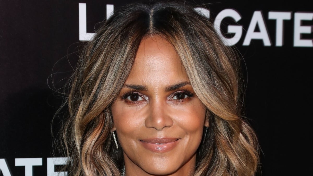 Halle Berry mixes ‘hood’ and ‘stylish’ in a close-up selfie