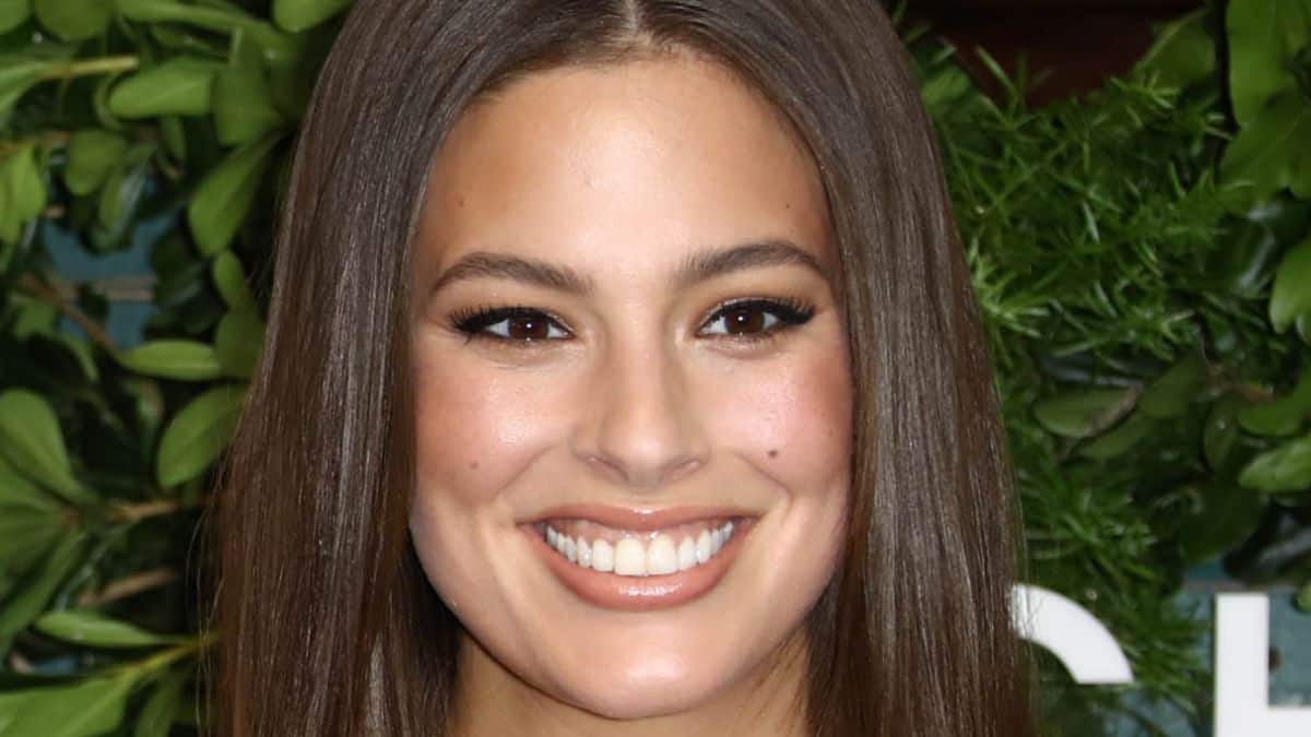Ashley Graham exhibits her curves in utterly nude selfie 6 months after giving delivery