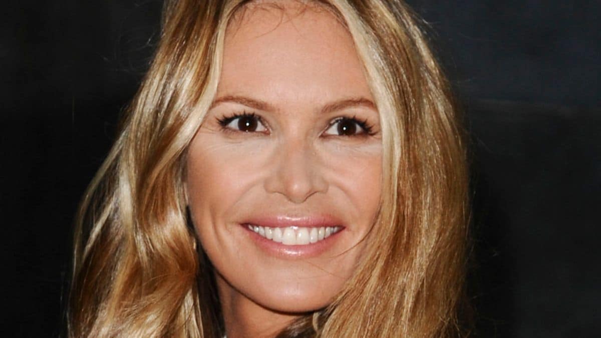 Elle Macpherson poses topless for journal cowl