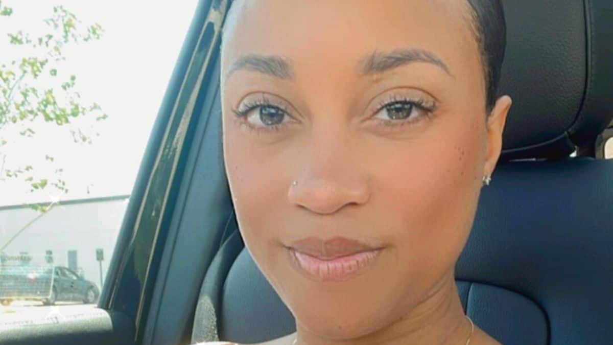 90 Day Fiance star Memphis Smith enjoys day out with friends in mini dress.