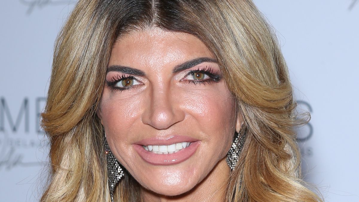 RHONJ star Teresa Giudice wears stylish romper during night out in Ireland with her costars.