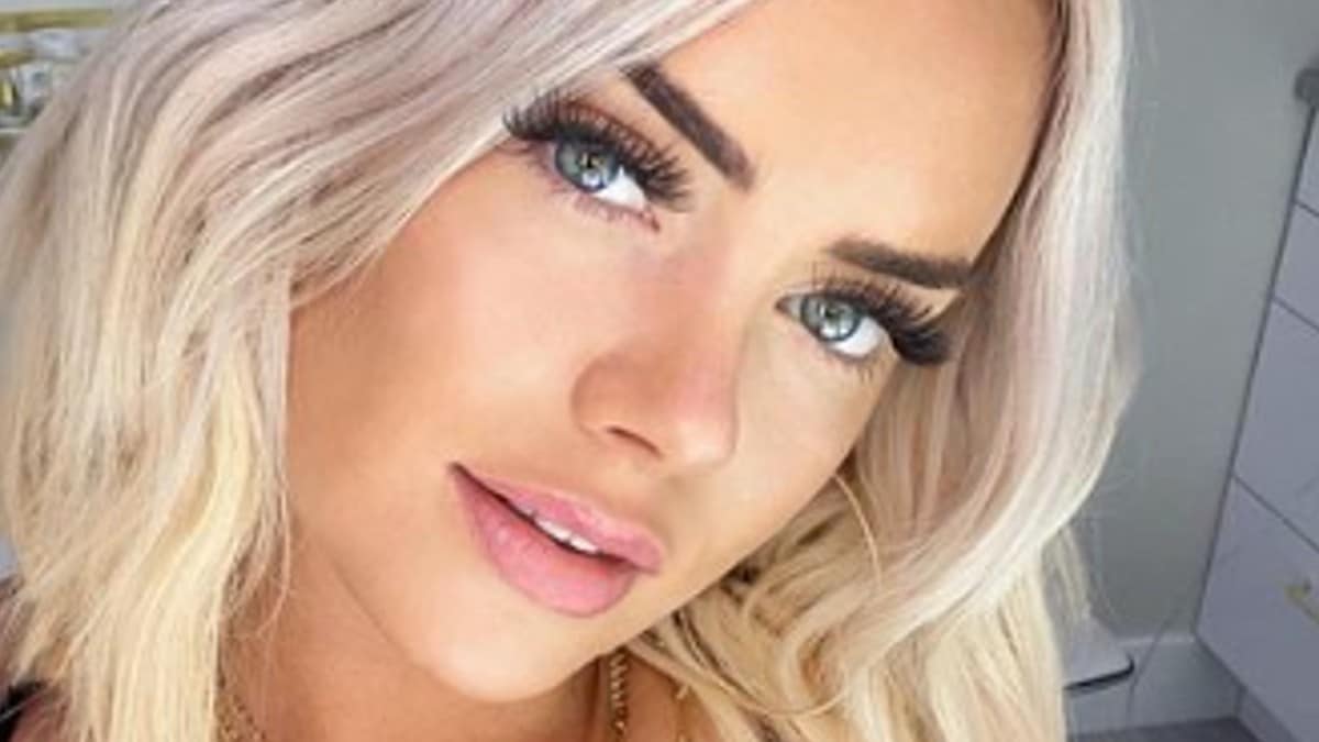 Kathryn Dennis sharing a close up selfie.