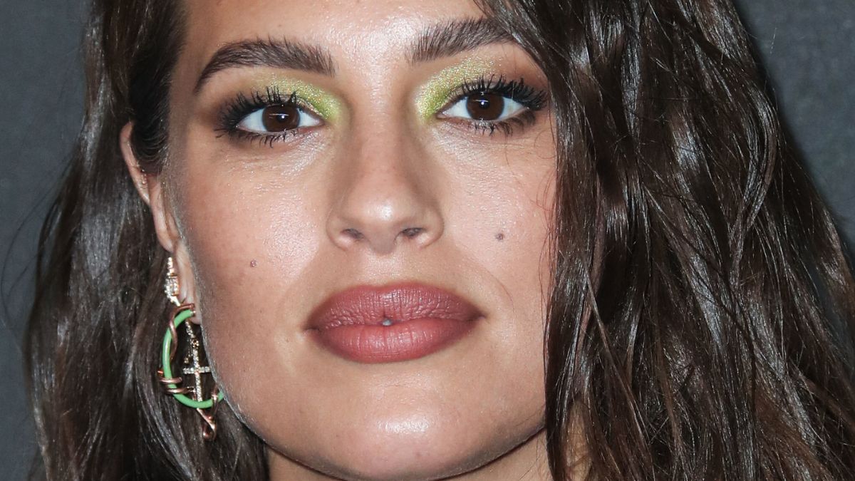 Ashley Graham exhibits off postpartum curves in tantalizing crop high