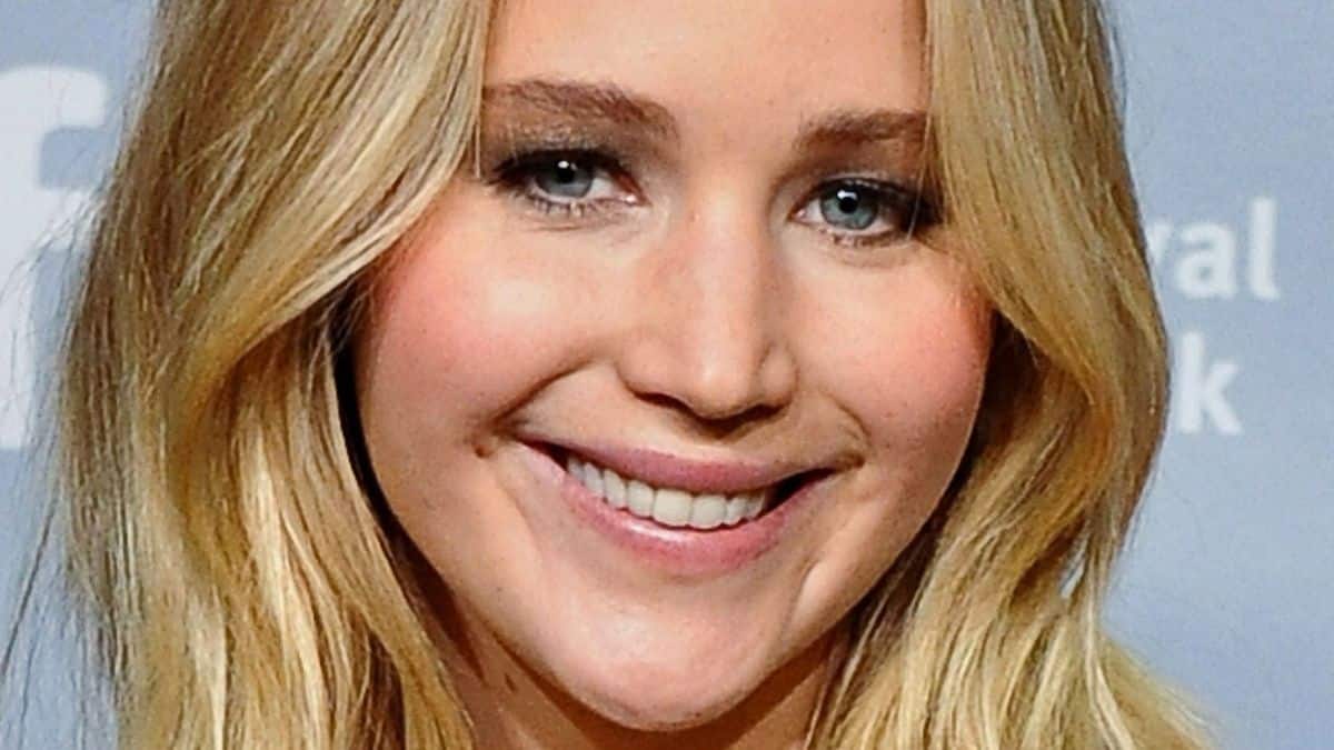 Jennifer Lawrence reveals postpartum abs in crop high simply 5 months after giving delivery