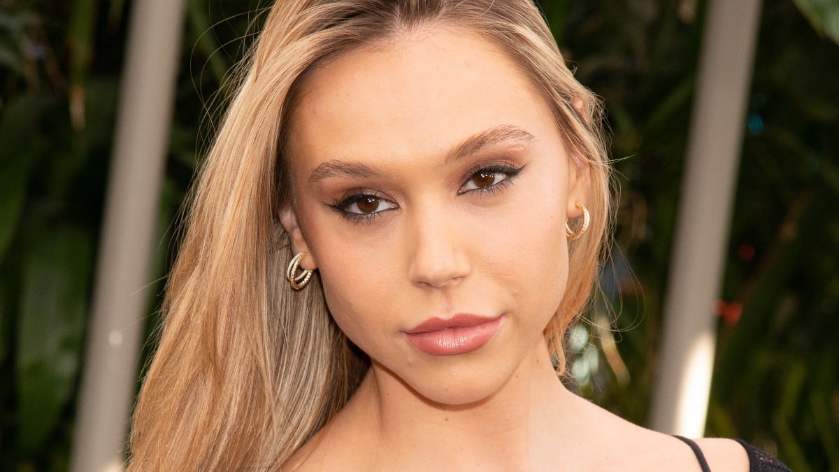 Mannequin Alexis Ren bares abs to boost funds for Ukraine