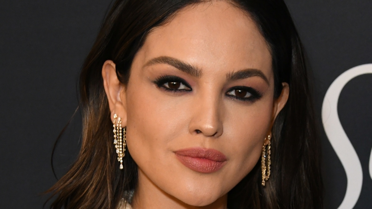Mexican actress Eiza Gonzalez is looking red hot as she leaves dinner at San Vicente Bungalows showing off her amazing figure
