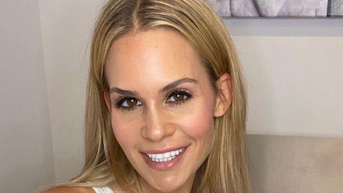 RHONJ star jackie Goldschneider enjoys 20s party in white mini dress.