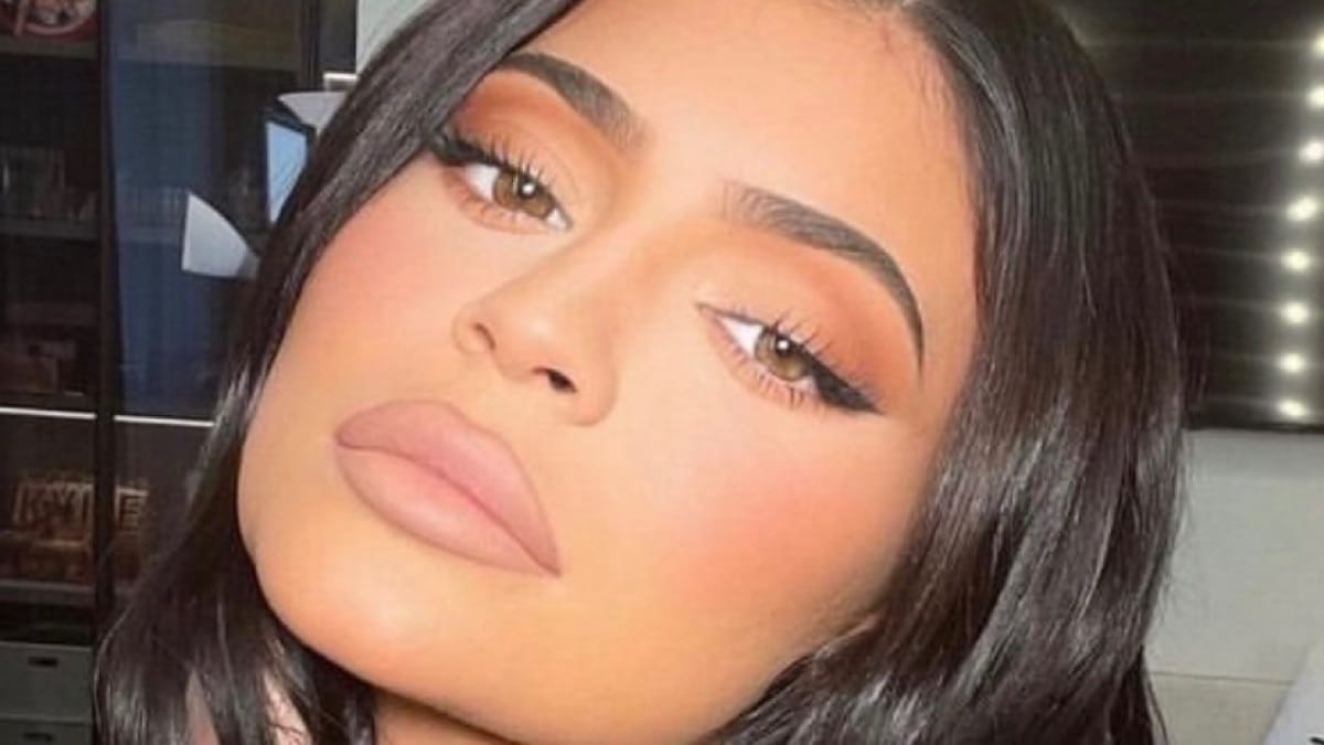 Kylie Jenner hits again at claims she was breaking lab guidelines in Milan 