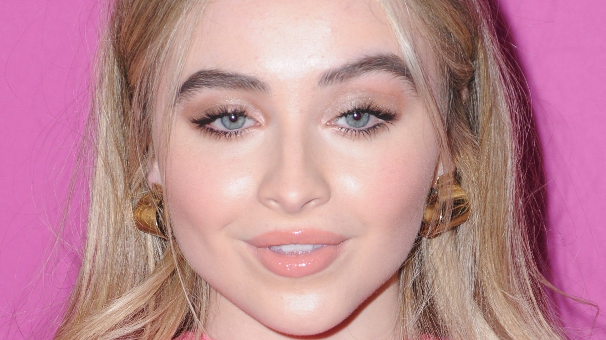 Sabrina Carpenter's beautiful green eyes sparkle for the camera