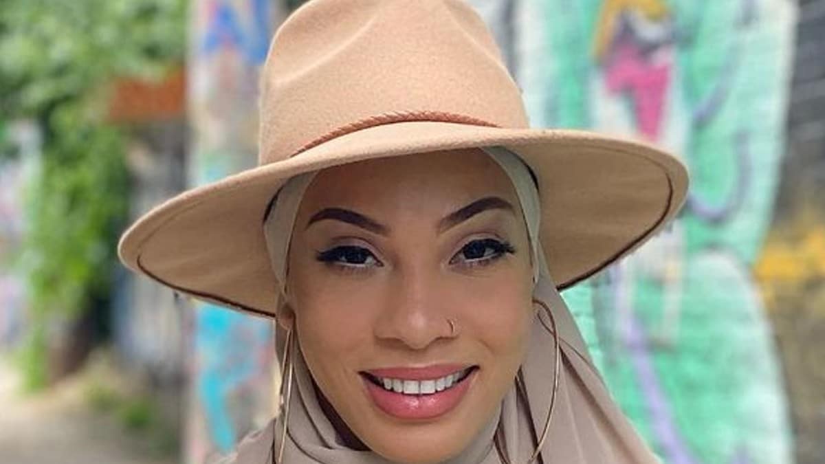 90 Day Fiance star Shaeeda Sween keeps it casual while traveling in comfy sweatsuit.