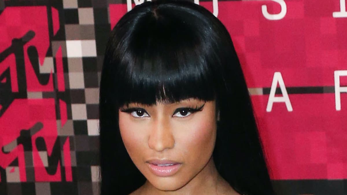 nicki minaj appears at mtv awards show