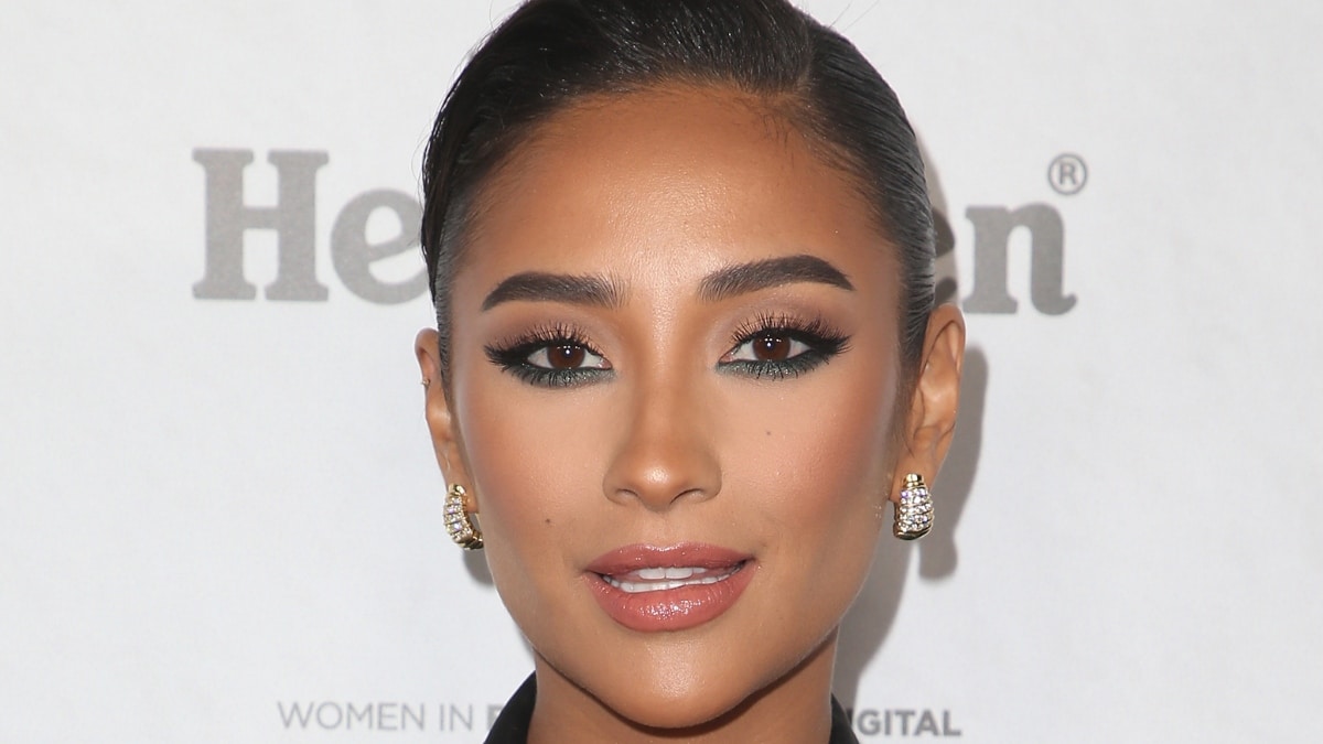 Shay Mitchell slimes for the camera