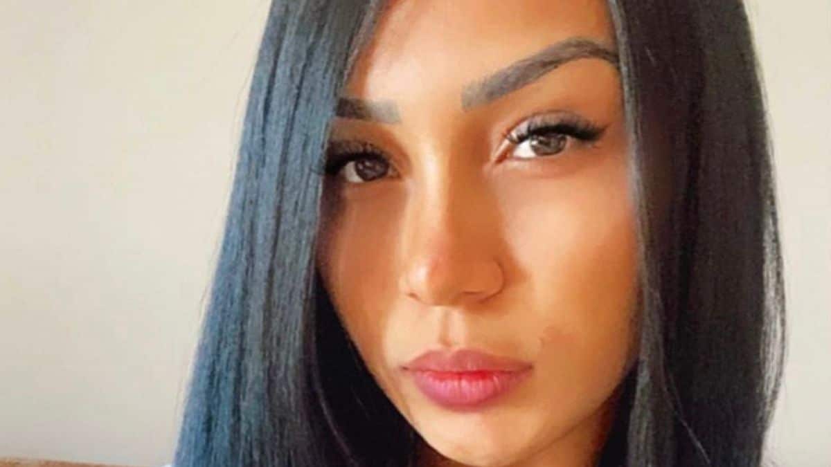 90 Day Fiance star Thais Ramone shows off her baby bump in long green dress.
