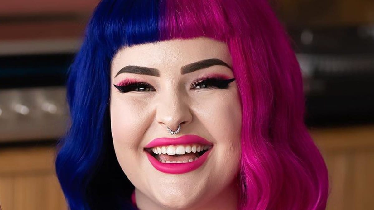 90 Day Fiance Erika Owens Shows Off Quirky Pink And Purple Outfit Matching Her Hair