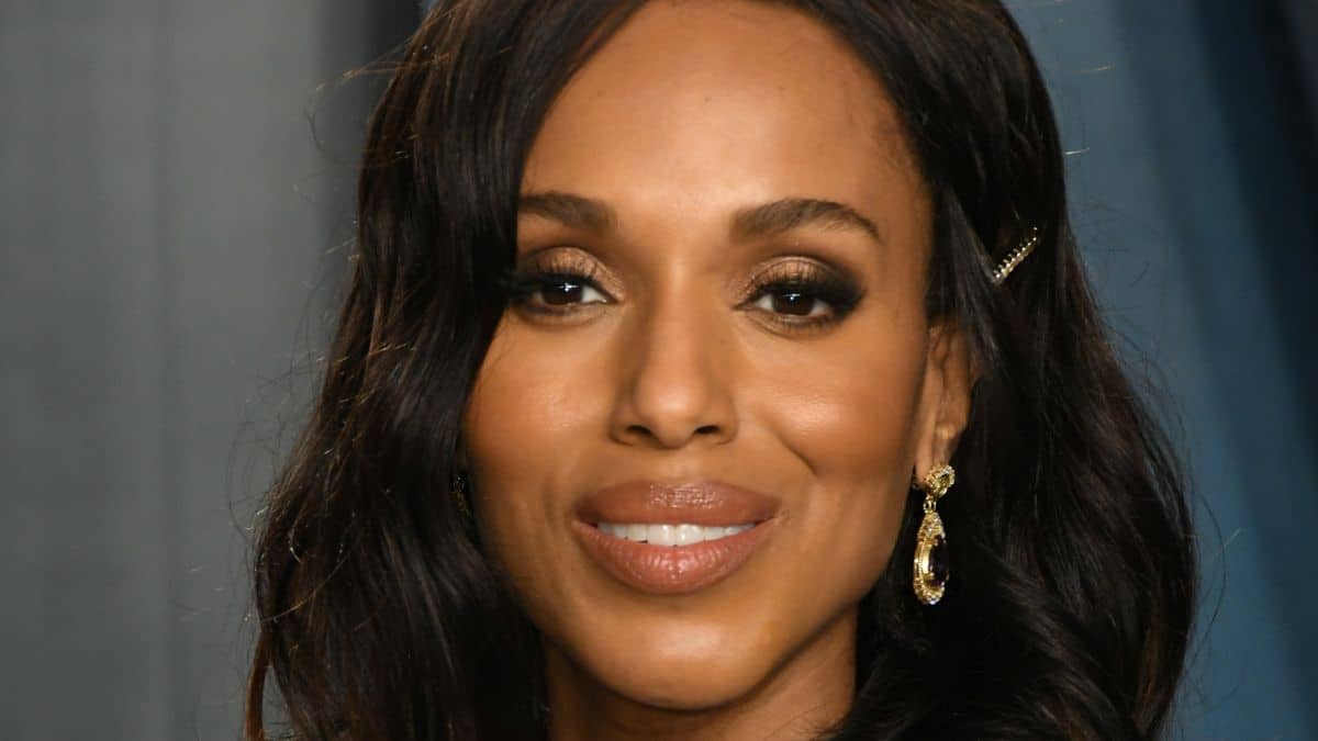 A picture of Kerry Washington wearing gold and black earrings.