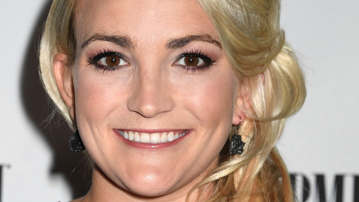 Jamie Lynn Spears in thigh-skimming sweater is a 'movie magic mom ...