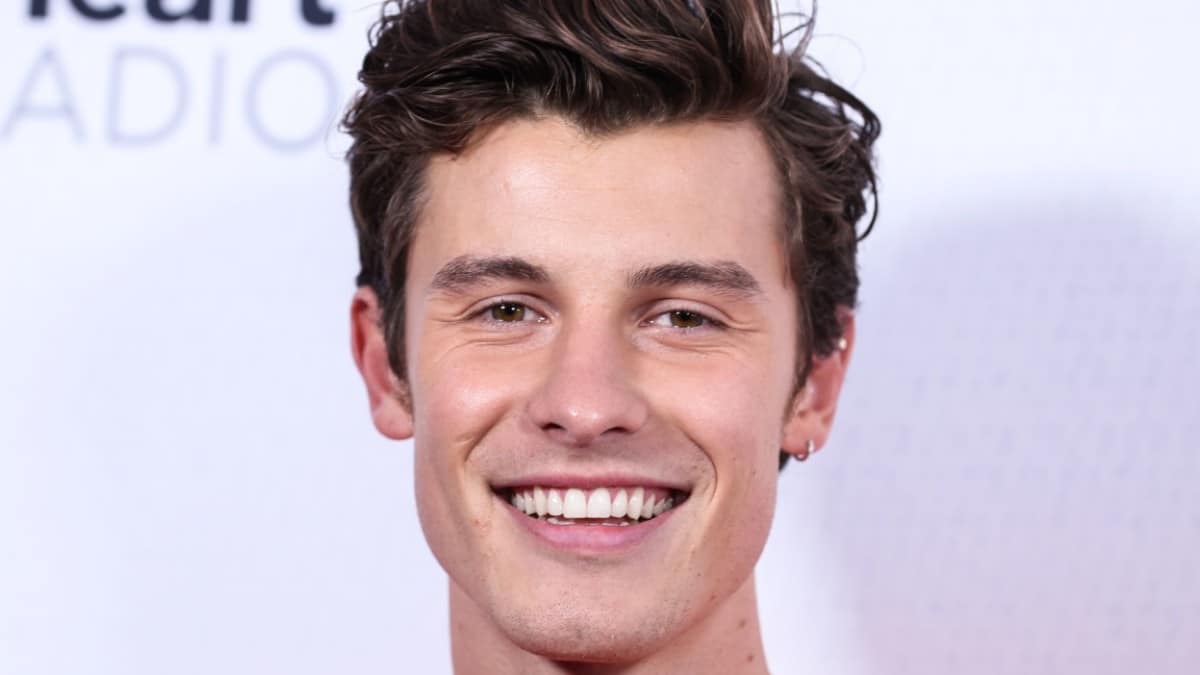 Shawn smiling on the red carpet