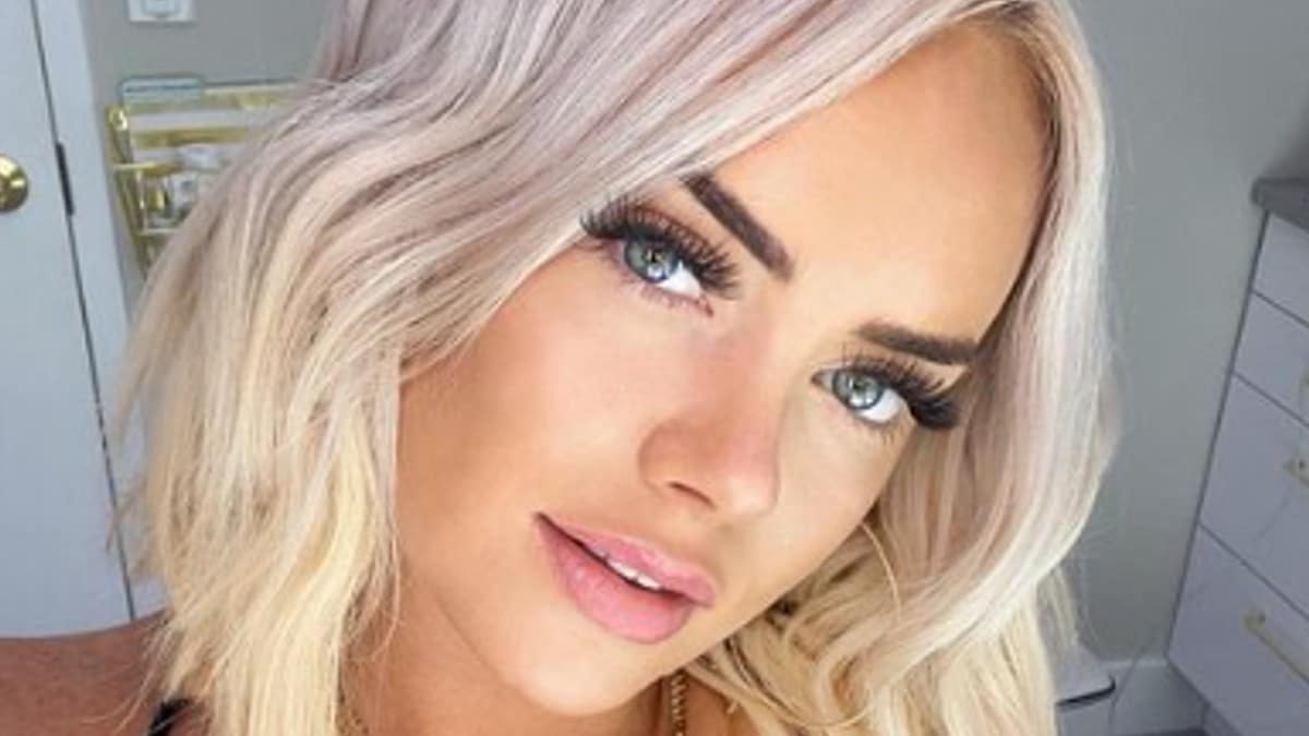 Kathryn Dennis as a blonde.