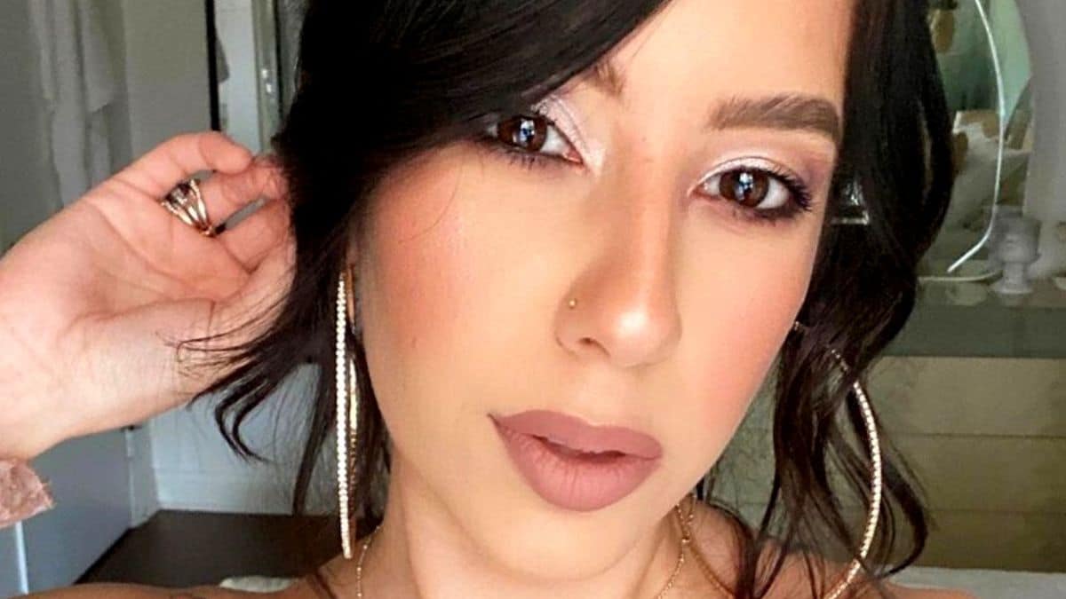 Vee Rivera poses for an IG selfie