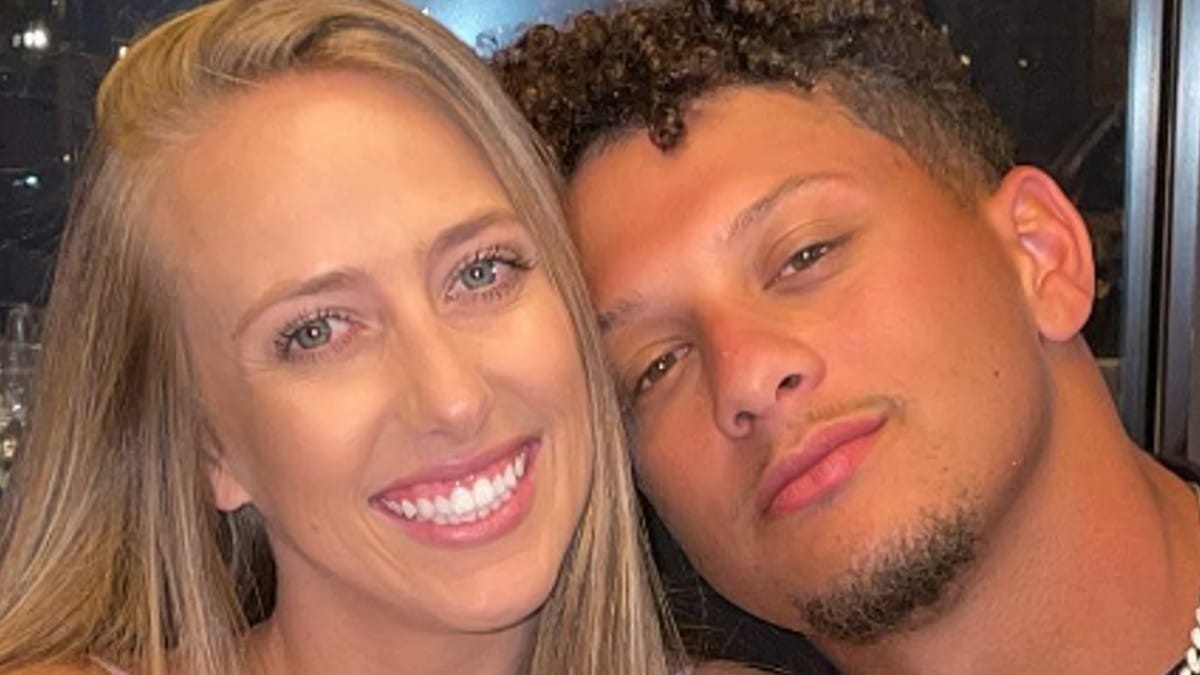 Brittany Mahomes and Patrick Mahomes pose for a cute couple's pic.