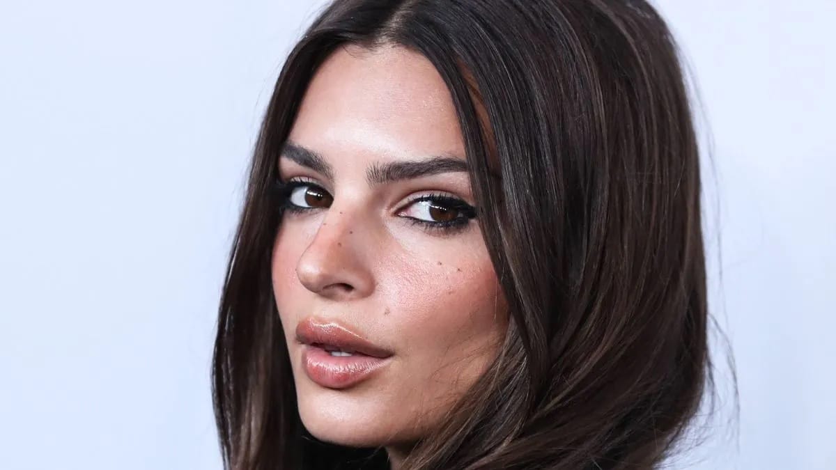 Emily Ratajkowski shows off her flawless makeup and hair.