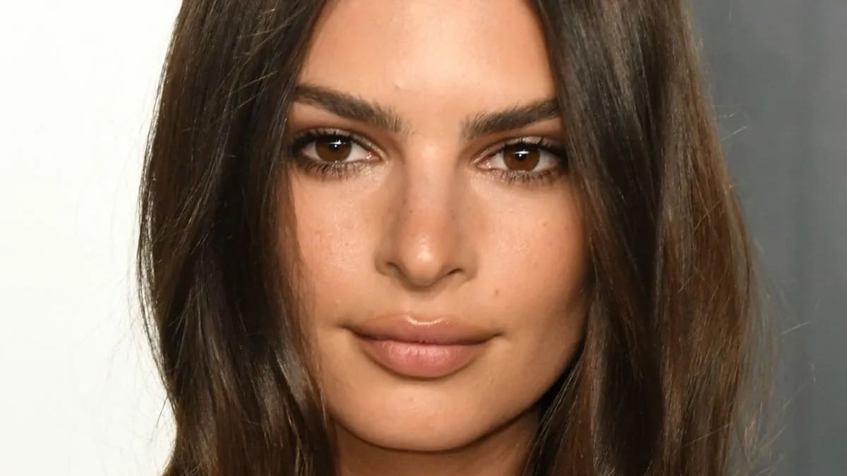 Emily Ratajkowski shows off her perfect makeup on a red carpet.