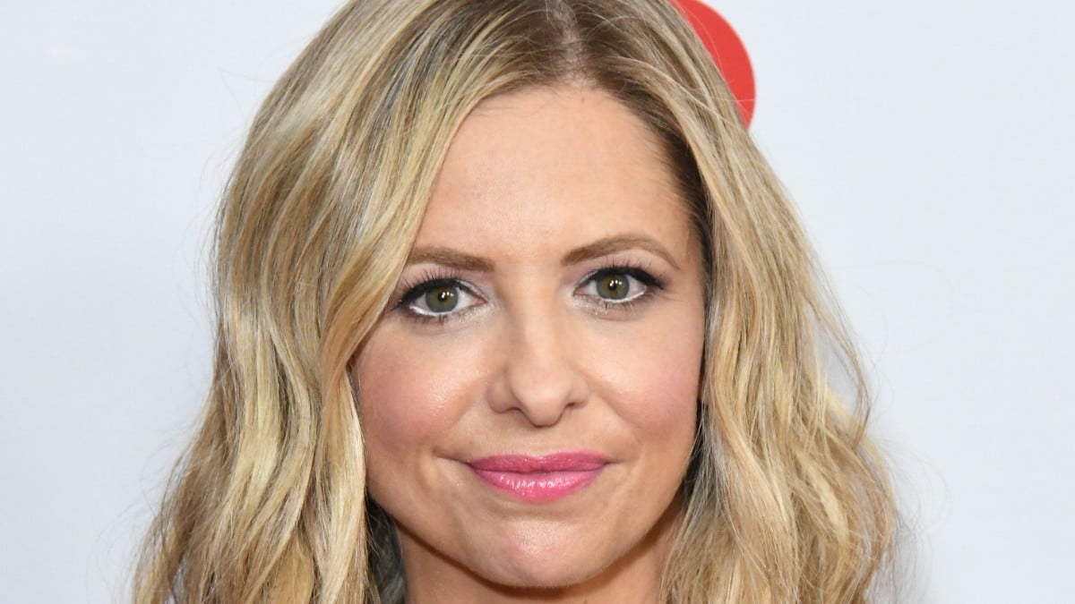 Sarah Michelle Gellar on the red carpet for the 2019 Jingle Ball.