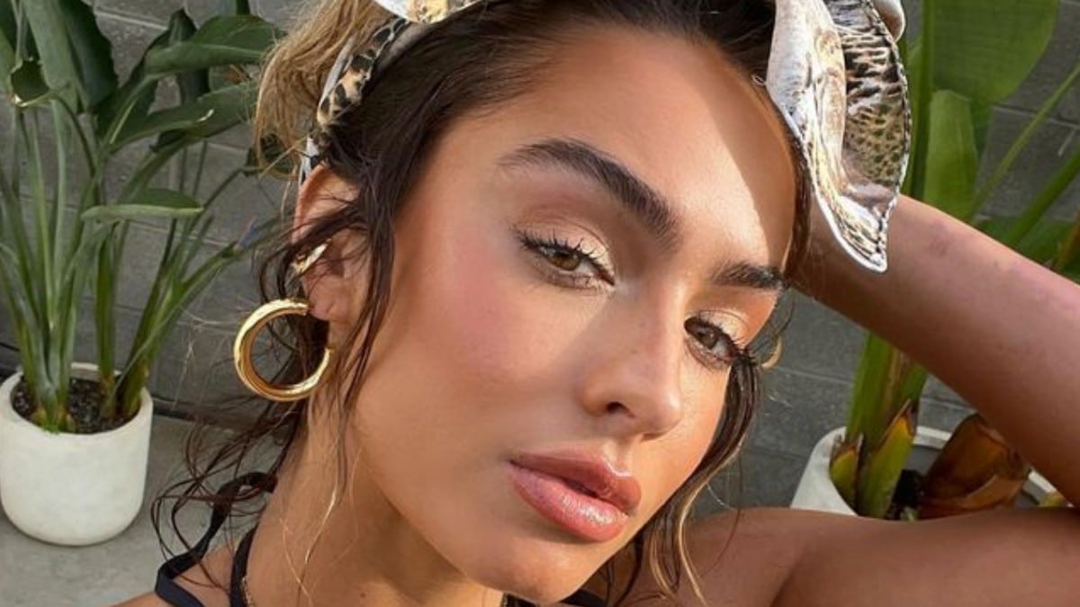 Sommer Ray stuns in stuns in flashy jacket.