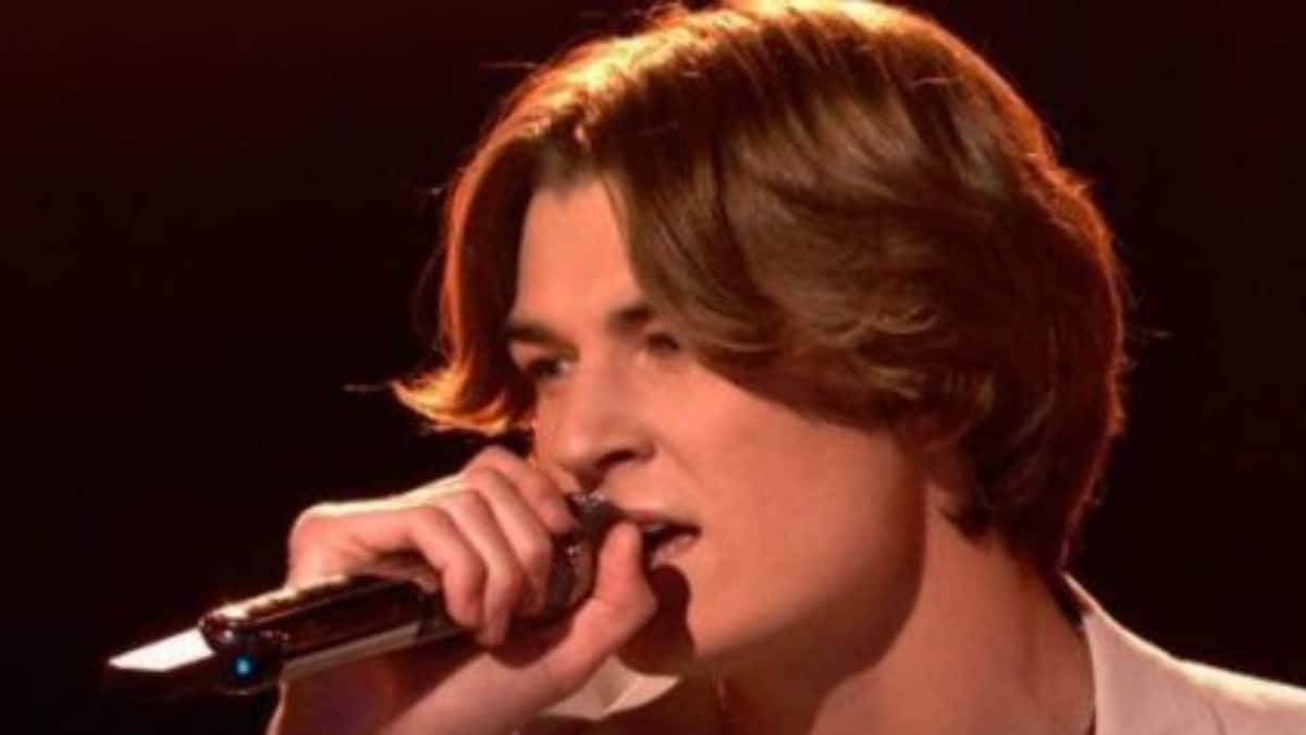 A close-up screen grab of The Voice finalist Brayden Lape singing into the microphone.