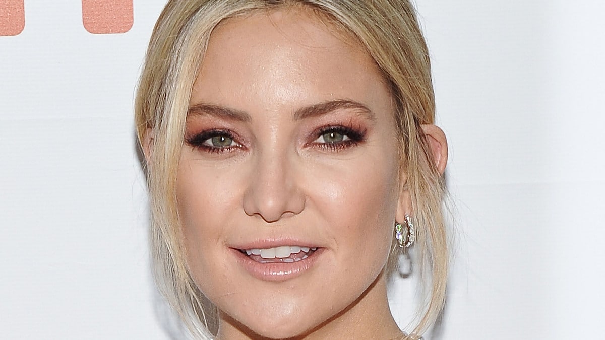 Kate Hudson goes braless for chicken wing chow down