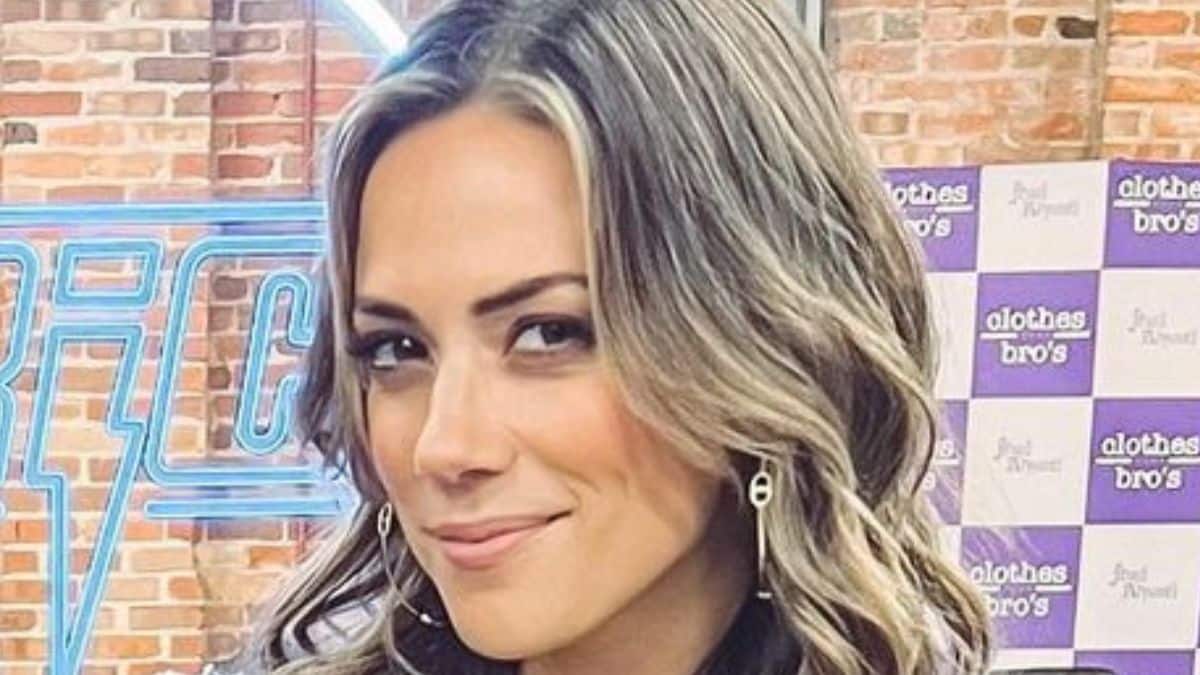 Jana Kramer exhibits off toned physique in health club selfie