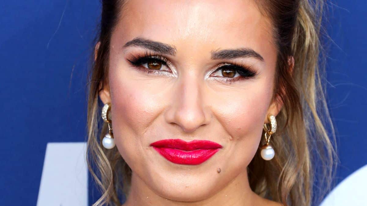 Jessie James Decker looks gorgeous at the 54th Academy Of Country Music Awards