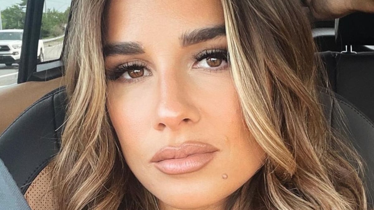 Jessie James Decker poses for a selfie in the car