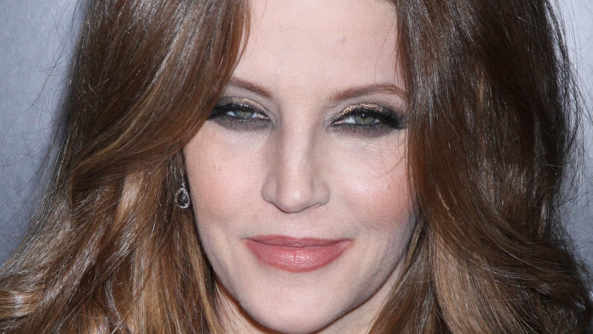 Lisa Marie Presley poses at the premiere of The Elvis Experience