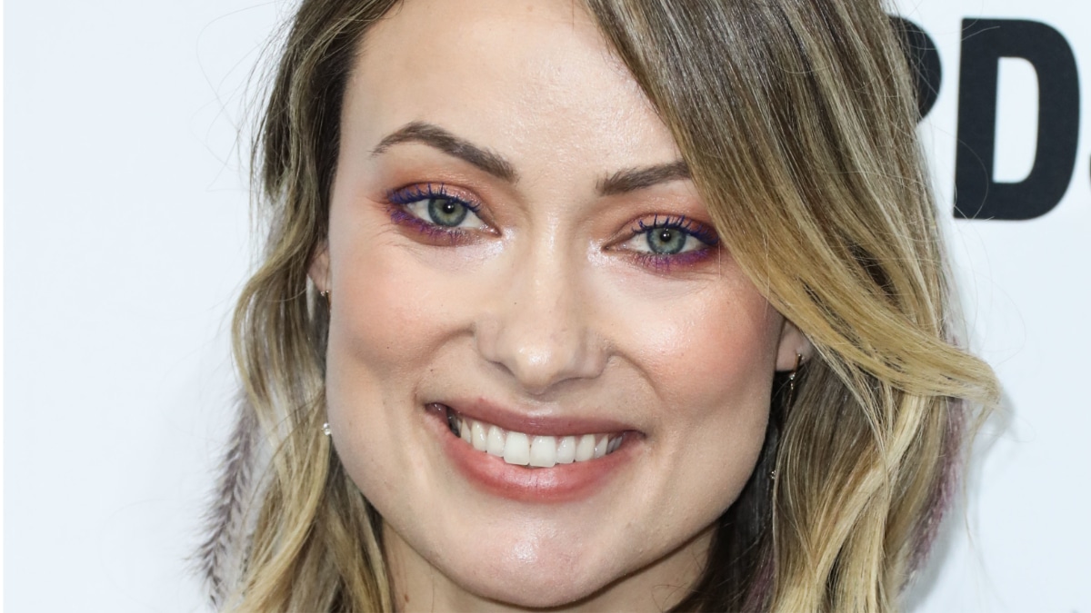 Olivia Wilde highlights toned abs in leggings and crop high