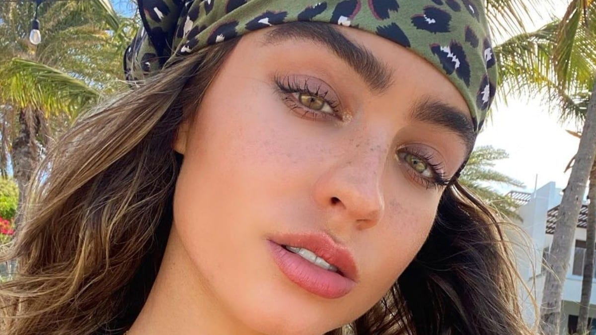 Sommer Ray is stunning for adorable kitten photoshoot.