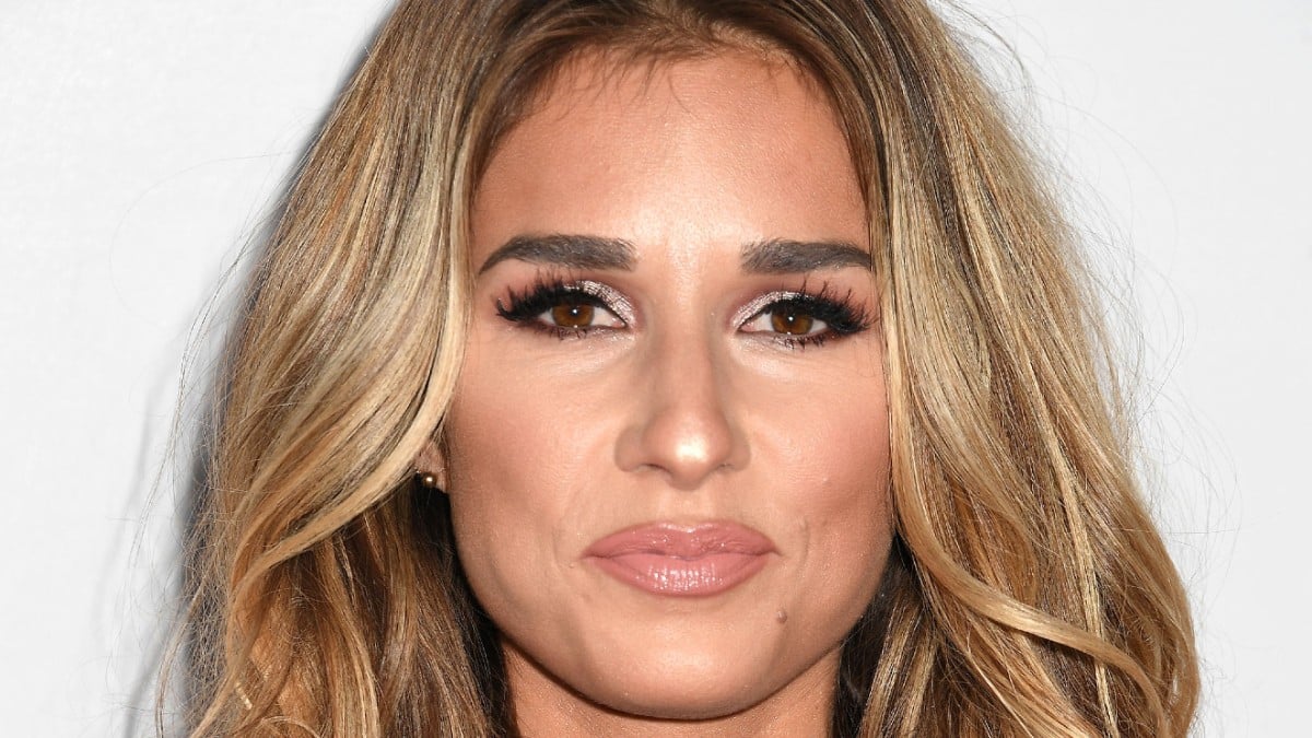 Jessie James Decker poses at an awards show.