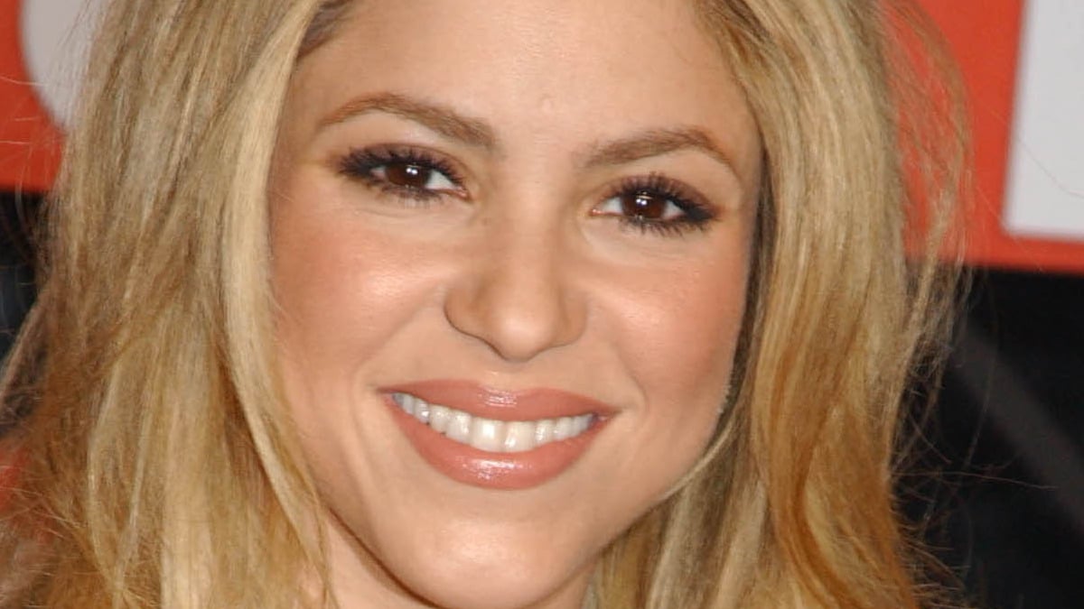 Shakira shakes her hips with seductive new dance