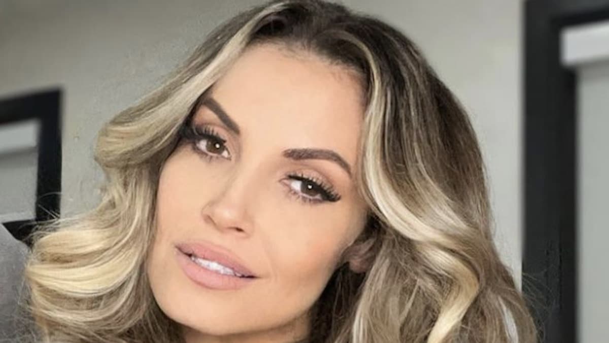 wwe hall of famer trish stratus shows hair and makeup in instagram selfie