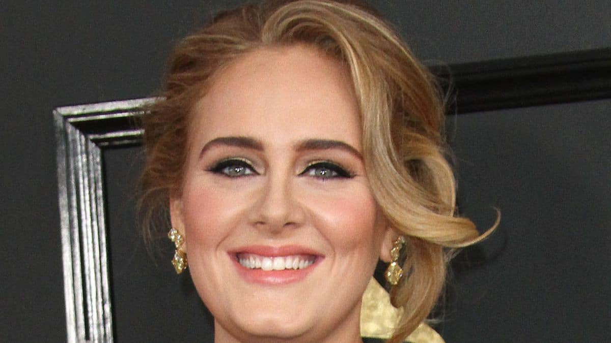 Adele smiling on the red carpet