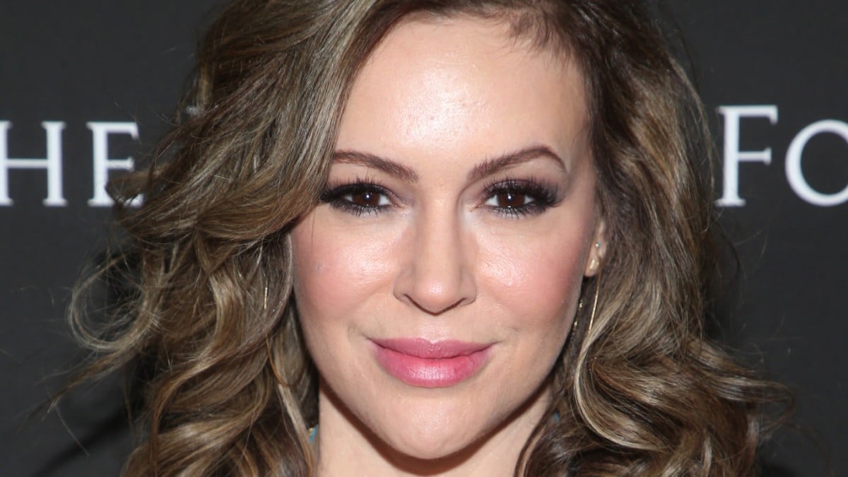 Alyssa Milano recommends a ‘scorching bathtub’ on a wet day