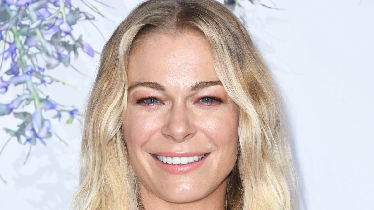 LeAnn Rimes shares humorous look into life behind the scenes