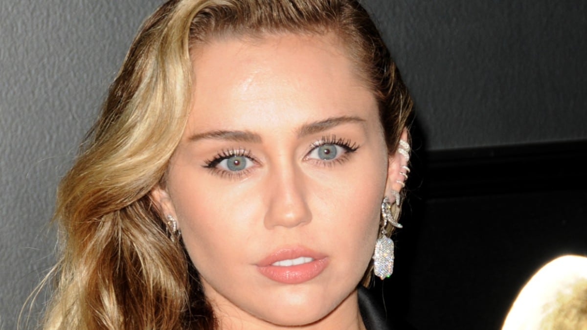 Miley Cyrus in black bikini to rejoice success